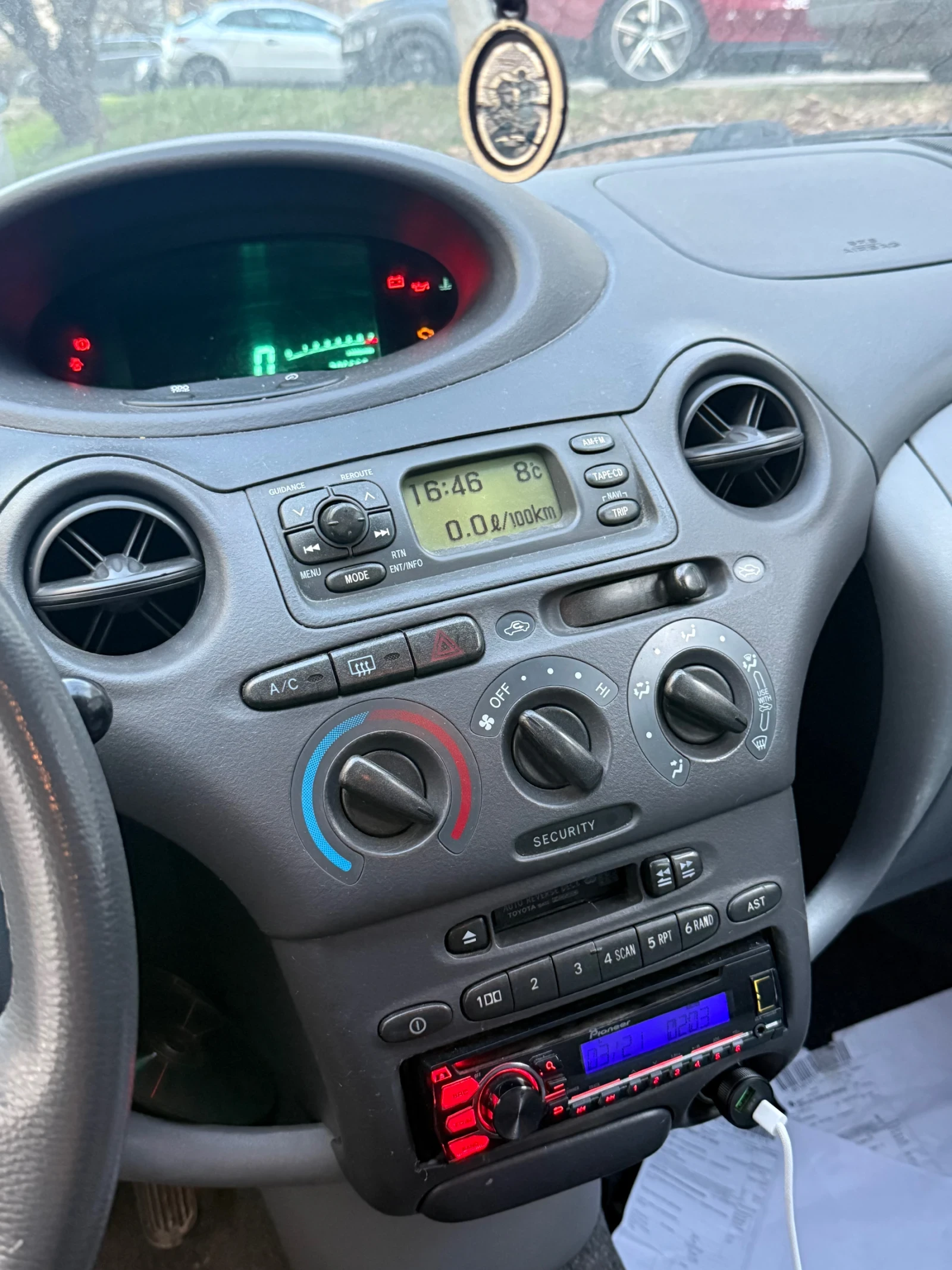 Toyota Yaris  - изображение 6