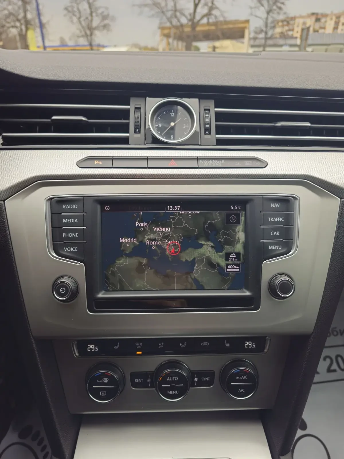 VW Passat Автоматик, Bi-Led, Дистроник, Масаж, снимка 15 - Автомобили и джипове - 53903270