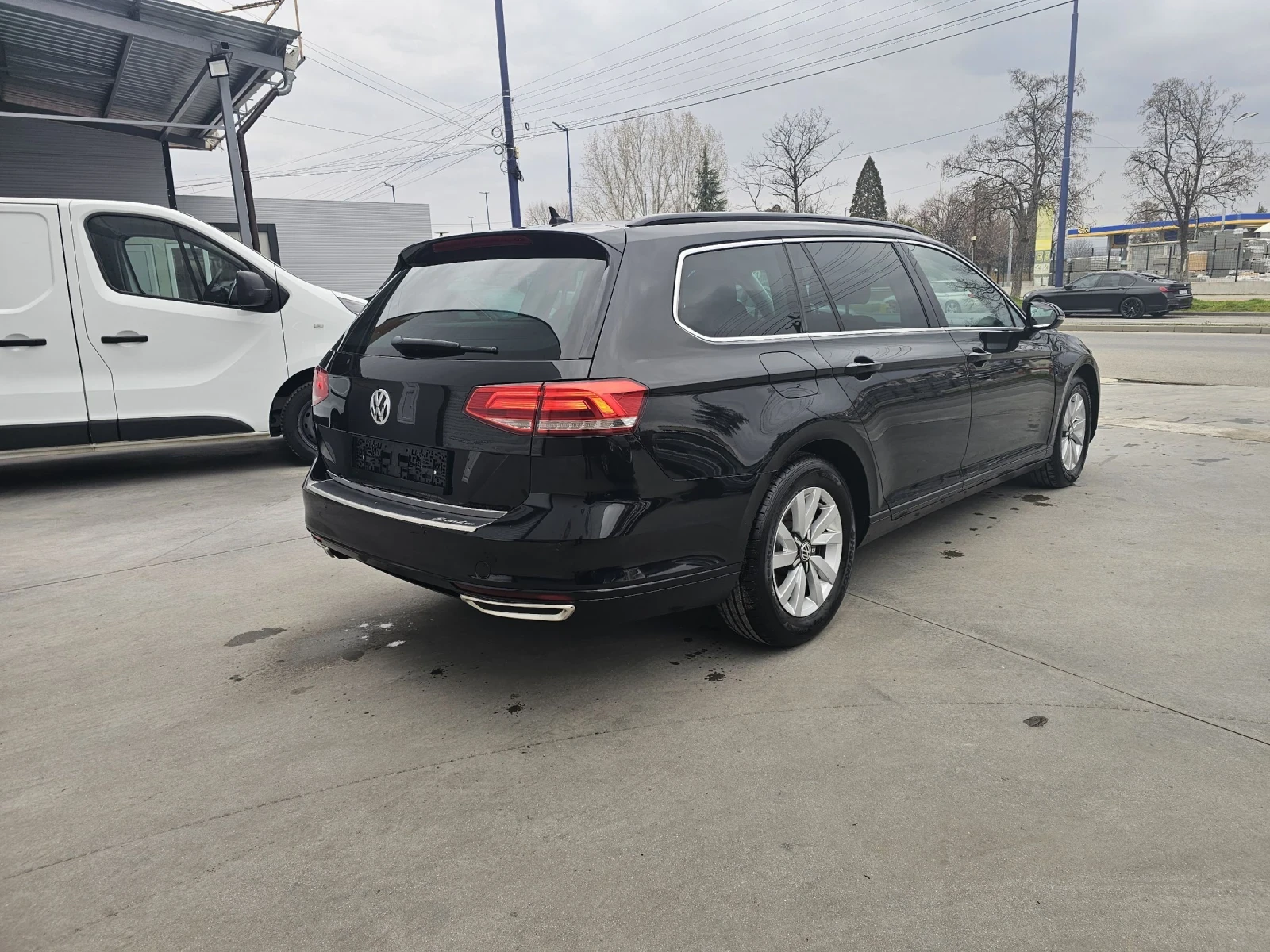 VW Passat Автоматик, Bi-Led, Дистроник, Масаж, снимка 4 - Автомобили и джипове - 53903270