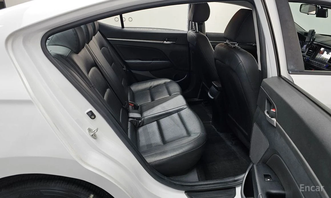 Hyundai Elantra, снимка 12 - Автомобили и джипове - 54119063