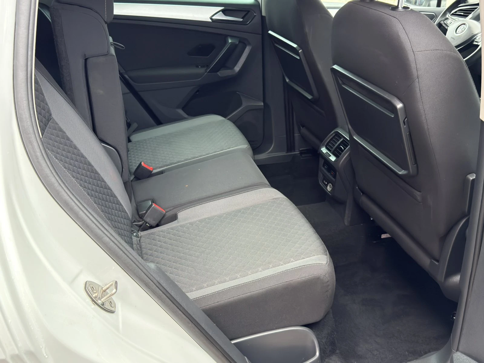 VW Tiguan 2.0 TDi EURO6B, снимка 11 - Автомобили и джипове - 53980656