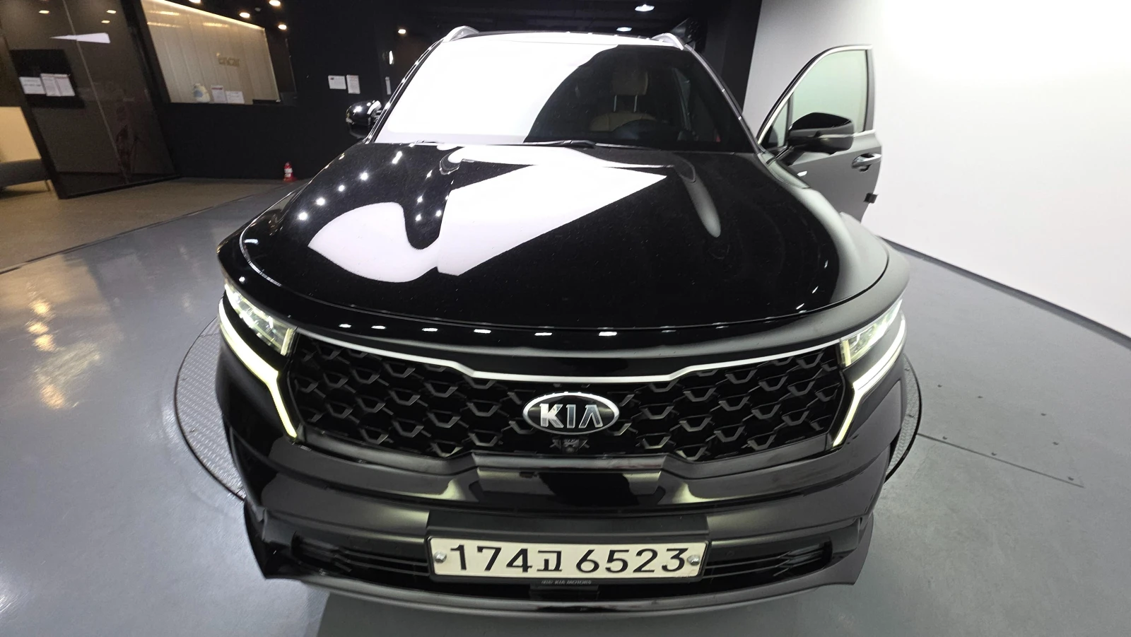 Kia Sorento 2.2* AWD* SIGNATURE* 360CAMERA* LANE-ASSIST* , снимка 3 - Автомобили и джипове - 54416598