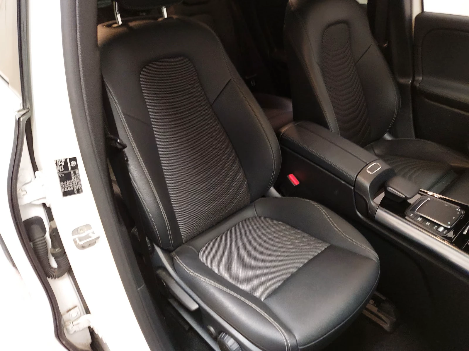 Mercedes-Benz EQA 300* 4M* LED* MEMORY* CAM* KEYLESS* , снимка 12 - Автомобили и джипове - 56358588