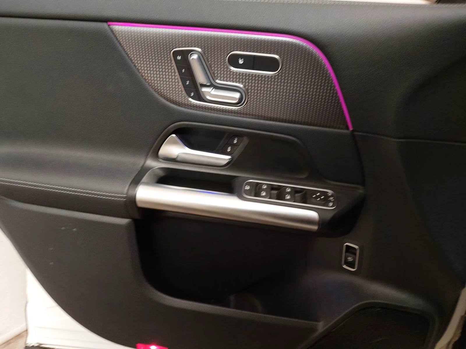 Mercedes-Benz EQA 300* 4M* LED* MEMORY* CAM* KEYLESS* , снимка 5 - Автомобили и джипове - 56358588