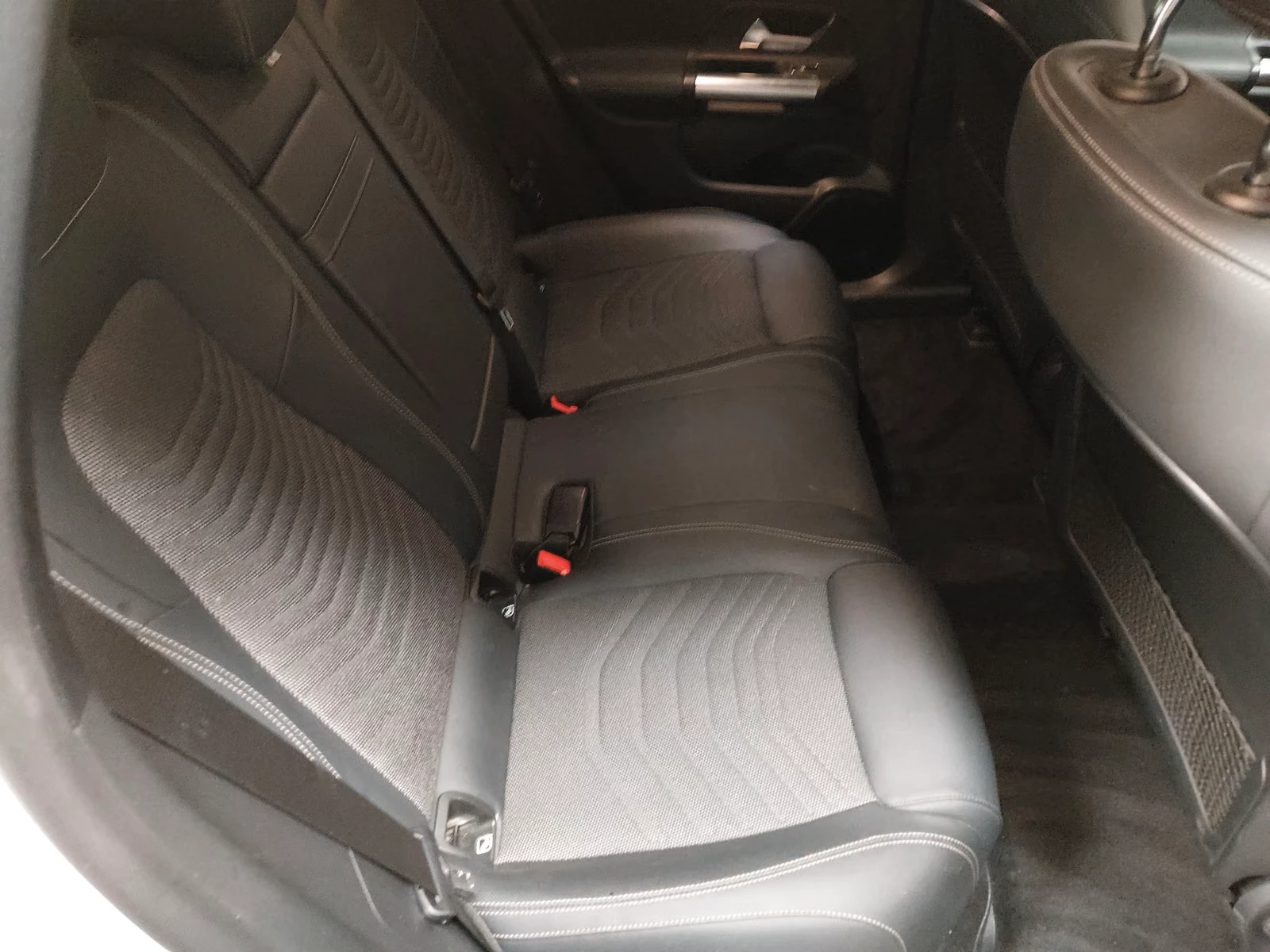 Mercedes-Benz EQA 300* 4M* LED* MEMORY* CAM* KEYLESS* , снимка 13 - Автомобили и джипове - 56358588