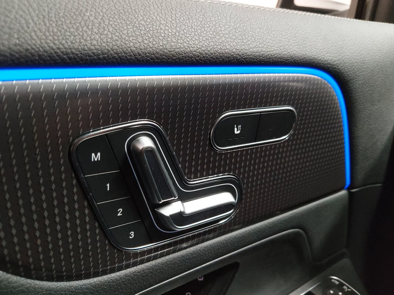Mercedes-Benz EQA 300* 4M* LED* MEMORY* CAM* KEYLESS* , снимка 7 - Автомобили и джипове - 56358588