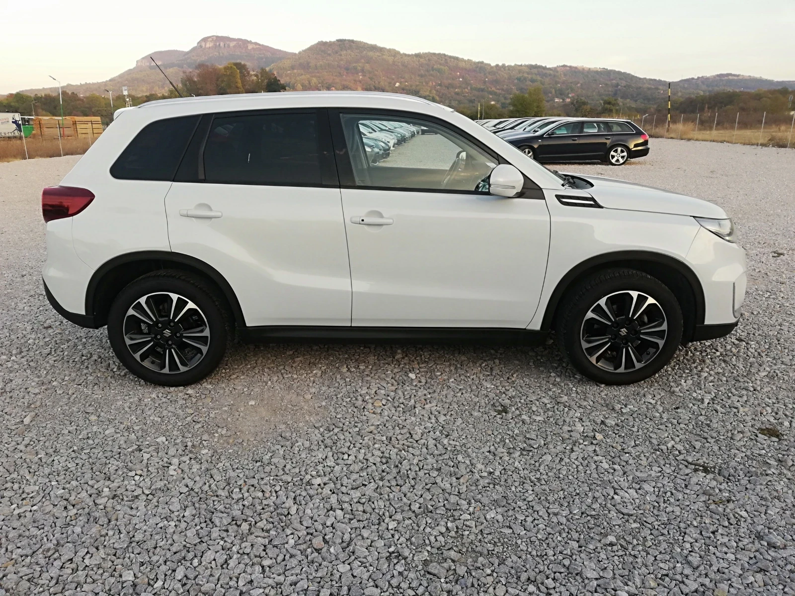 Suzuki Vitara 1.4I HIBRID NAVI 4X4, снимка 15 - Автомобили и джипове - 56574350