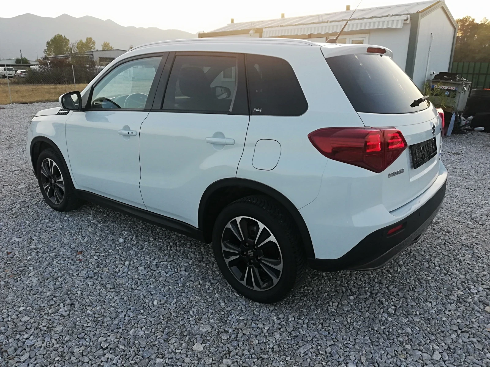 Suzuki Vitara 1.4I HIBRID NAVI 4X4, снимка 10 - Автомобили и джипове - 56574350