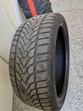 Гуми Зимни 215/40R18, снимка 1 - Гуми и джанти - 47710139