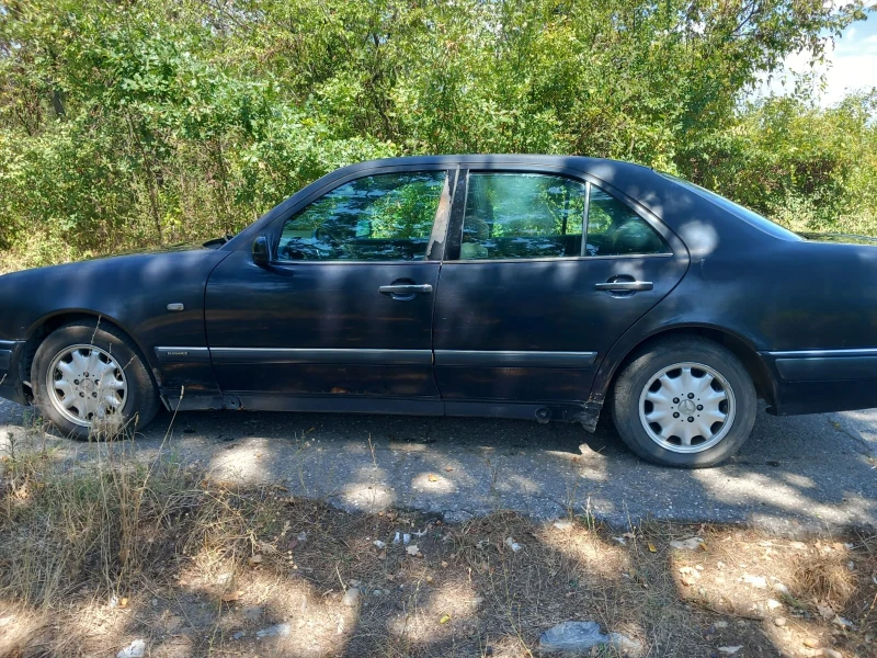 Mercedes-Benz E 300, снимка 6 - Автомобили и джипове - 47384969