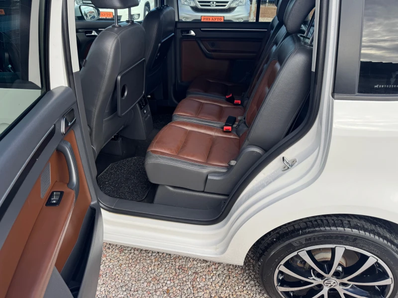 VW Touran 2.0TDI* R-LINE* NAVI* 7 МЕСТА* МУЛТИ ВОЛАН* ЛИЗИНГ, снимка 16 - Автомобили и джипове - 51367018