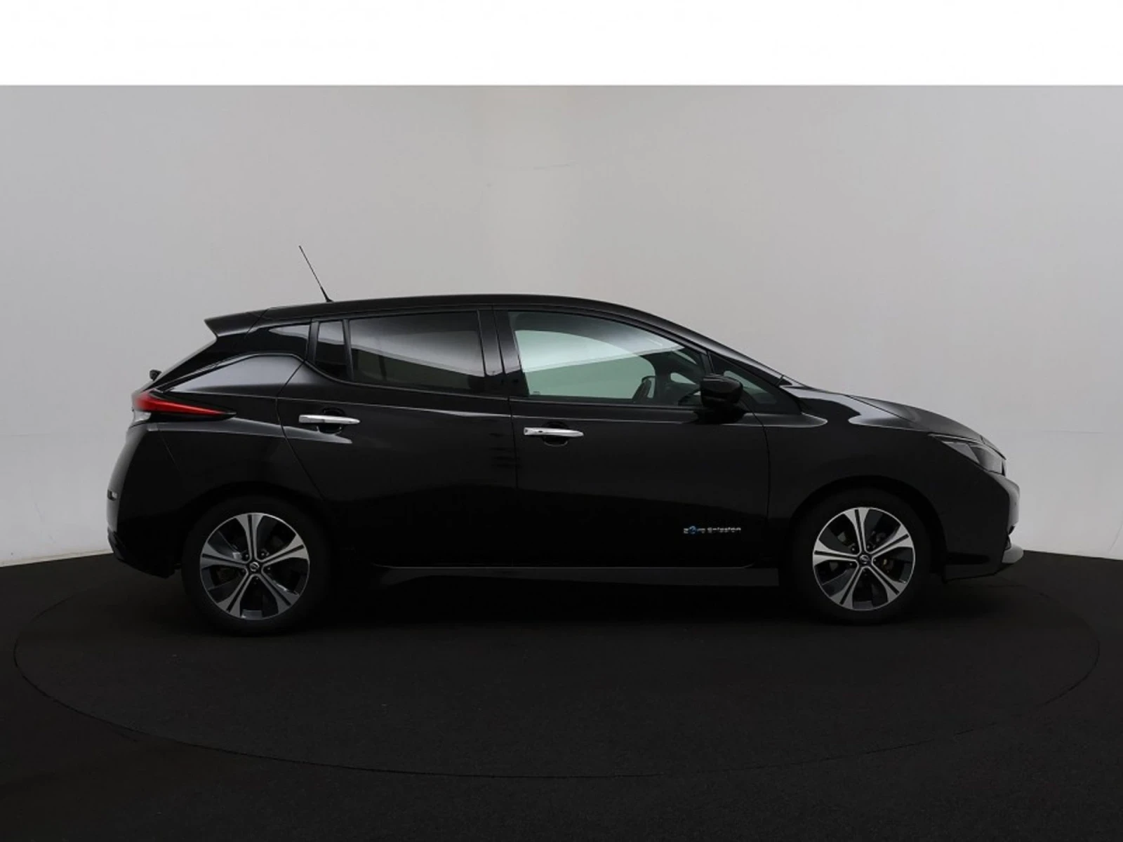 Nissan Leaf  Premium 40kwh - изображение 6