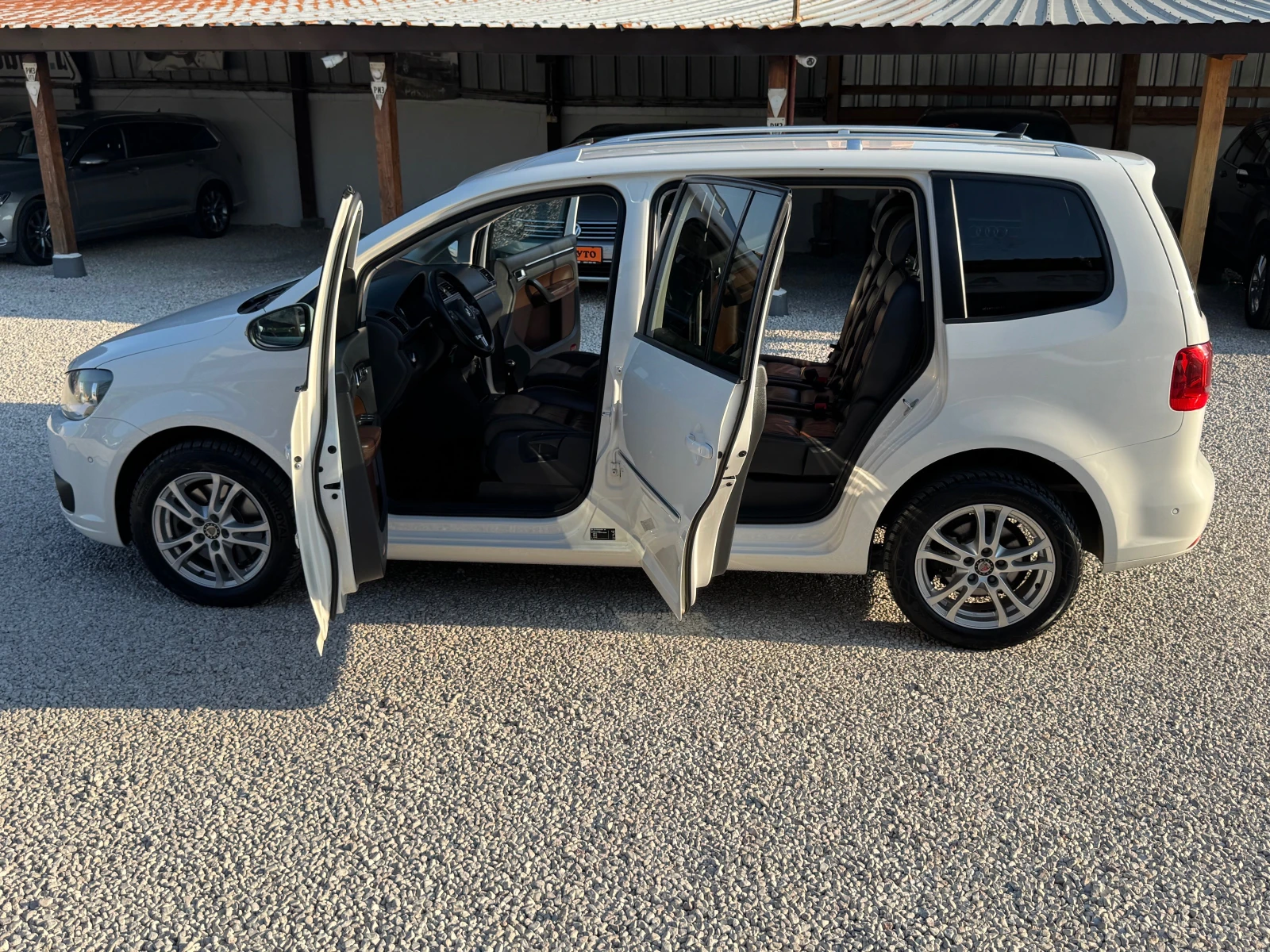 VW Touran 2.0TDI* R-LINE* NAVI* 7MESTA* LIZING - изображение 10