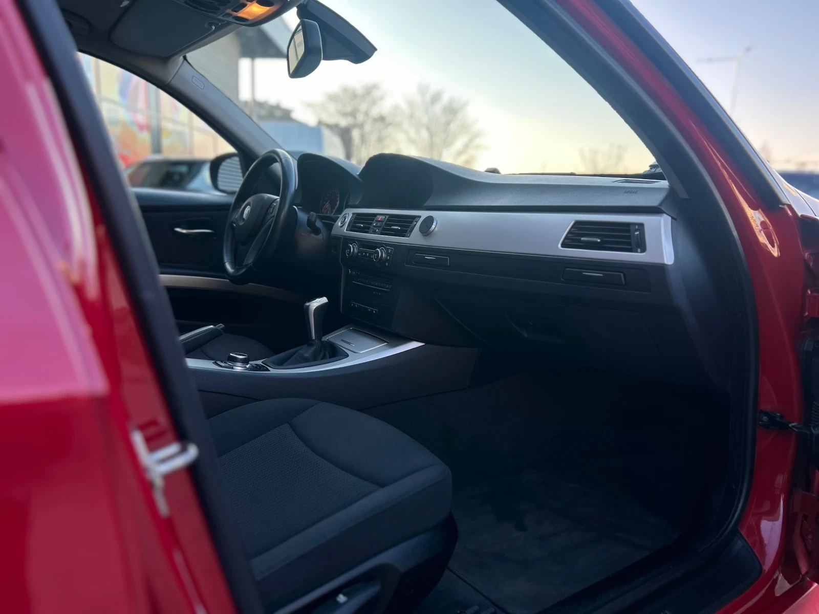 BMW 318 E91 FACELIFT, снимка 9 - Автомобили и джипове - 54168413