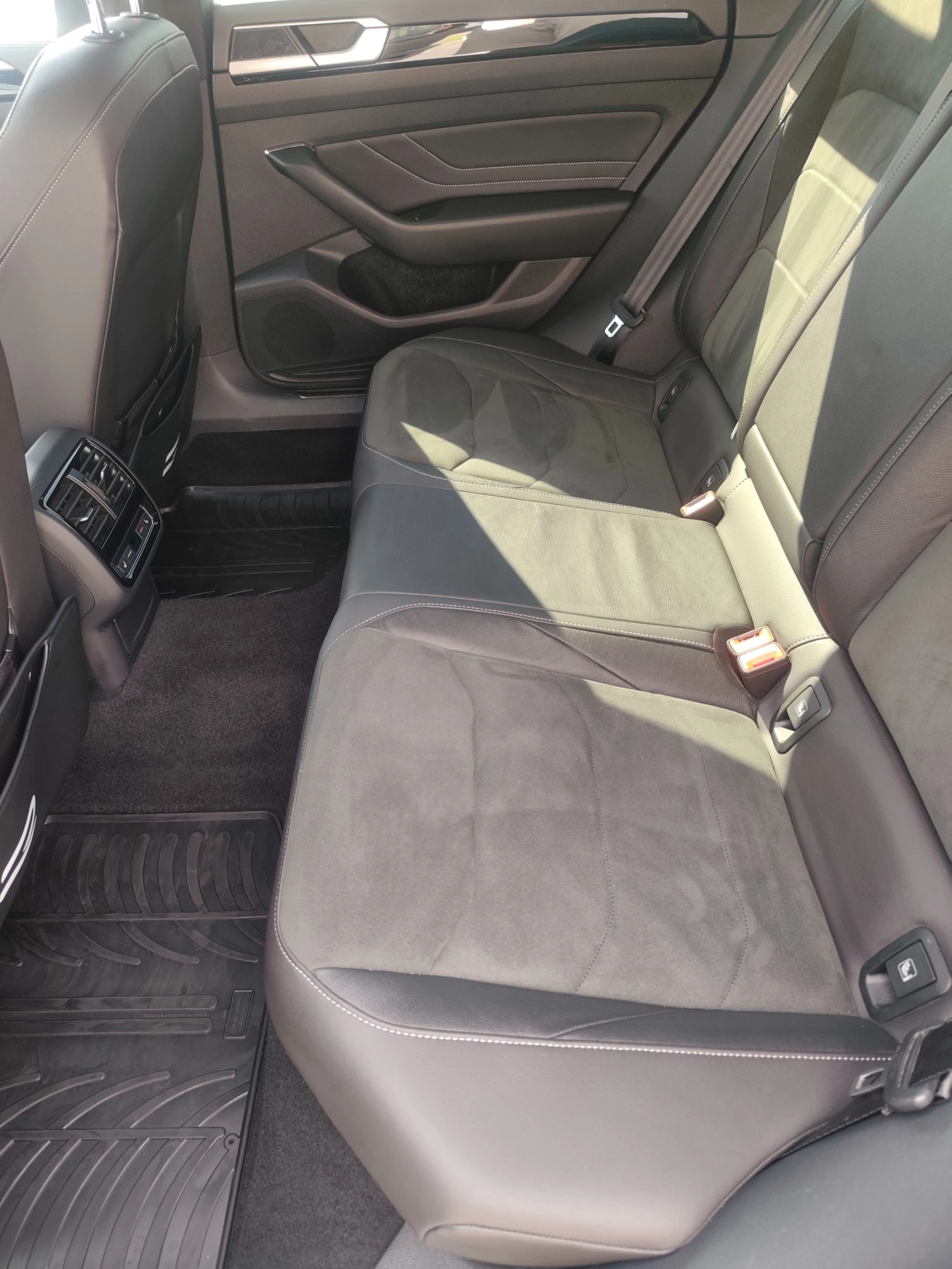 VW Arteon R-Line 4Motion, снимка 13 - Автомобили и джипове - 54948420