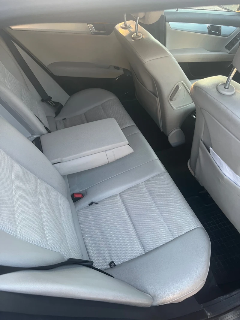 Mercedes-Benz C 220, снимка 7 - Автомобили и джипове - 52050760