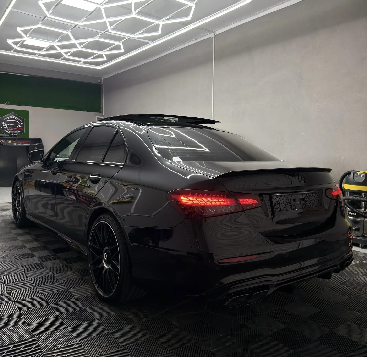 Mercedes-Benz E 220 КАТО НОВА, Серв.ист. FACELIFT 6.3 AMG, снимка 4 - Автомобили и джипове - 54107986