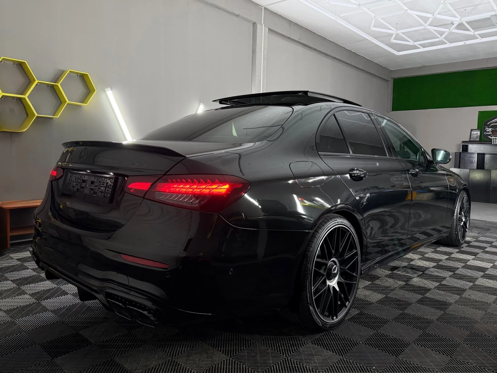 Mercedes-Benz E 220 КАТО НОВА, Серв.ист. FACELIFT 6.3 AMG, снимка 3 - Автомобили и джипове - 54107986