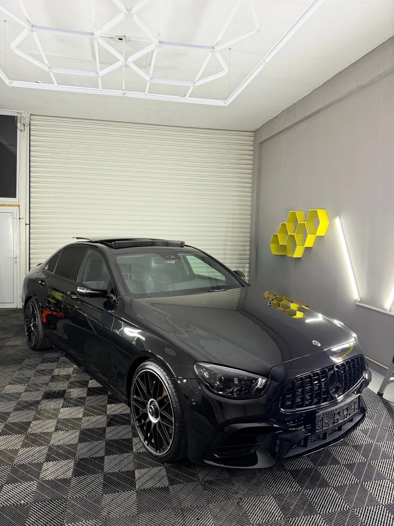 Mercedes-Benz E 220 КАТО НОВА, Серв.ист. FACELIFT 6.3 AMG, снимка 2 - Автомобили и джипове - 54107986