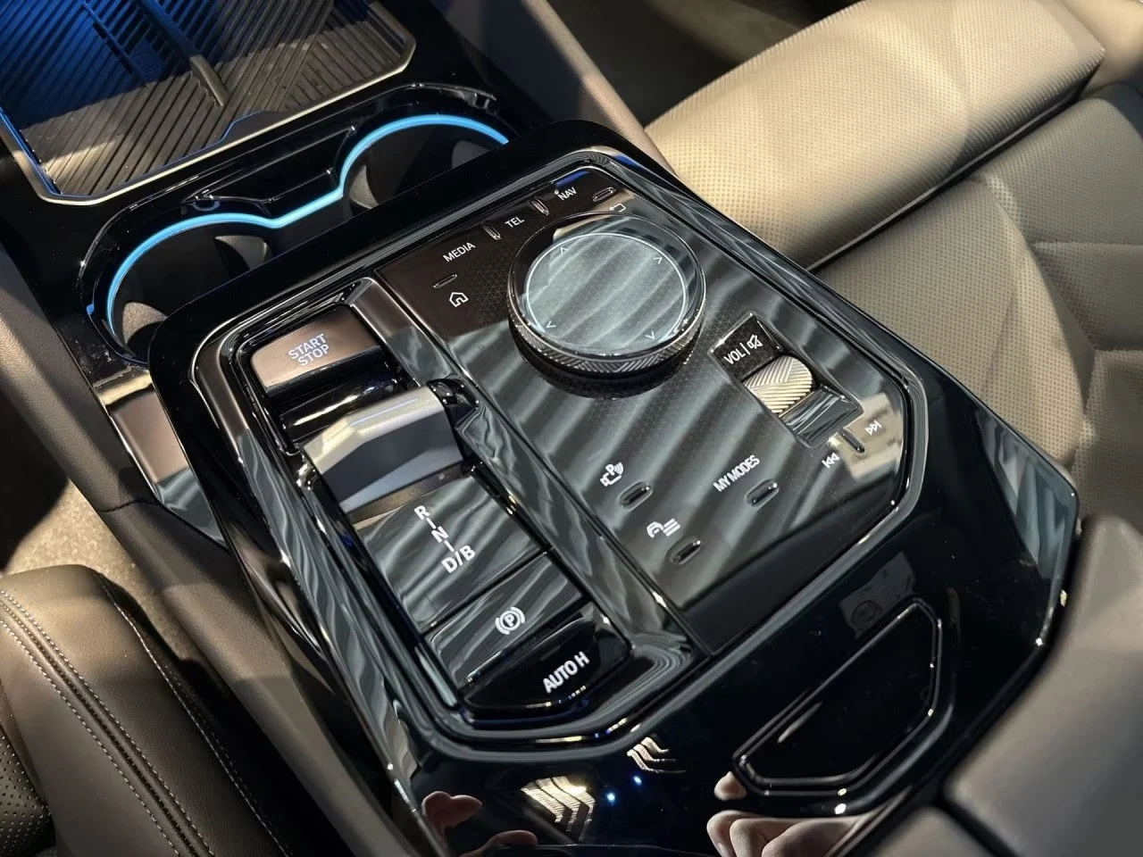 BMW i5 M60 XDRIVE H/K 360-CAMERA KEYLESS, снимка 9 - Автомобили и джипове - 54207334