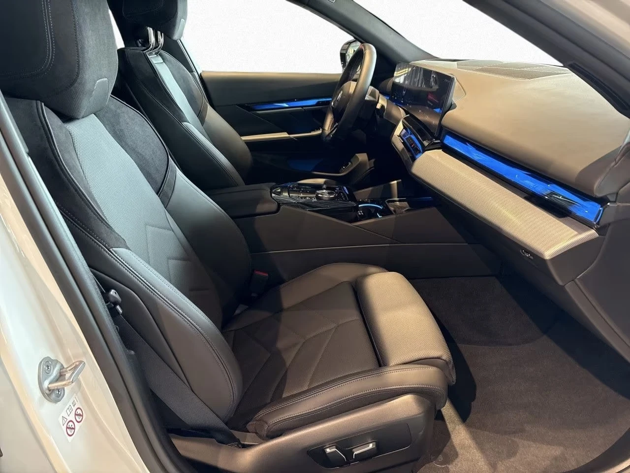 BMW i5 M60 XDRIVE H/K 360-CAMERA KEYLESS, снимка 5 - Автомобили и джипове - 54207334