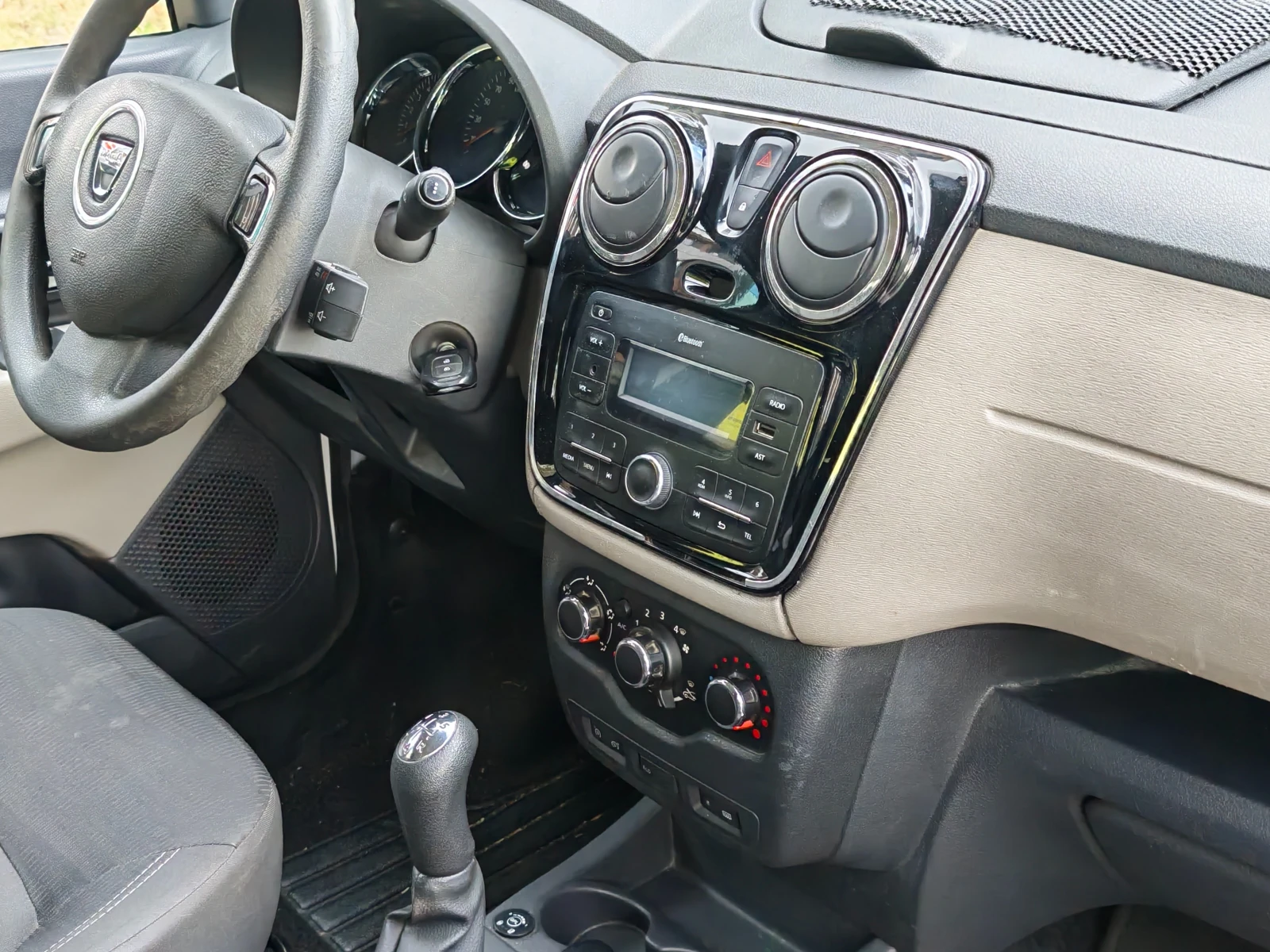 Dacia Lodgy 1.6 ГАЗ-БЕНЗИН , снимка 7 - Автомобили и джипове - 56722271