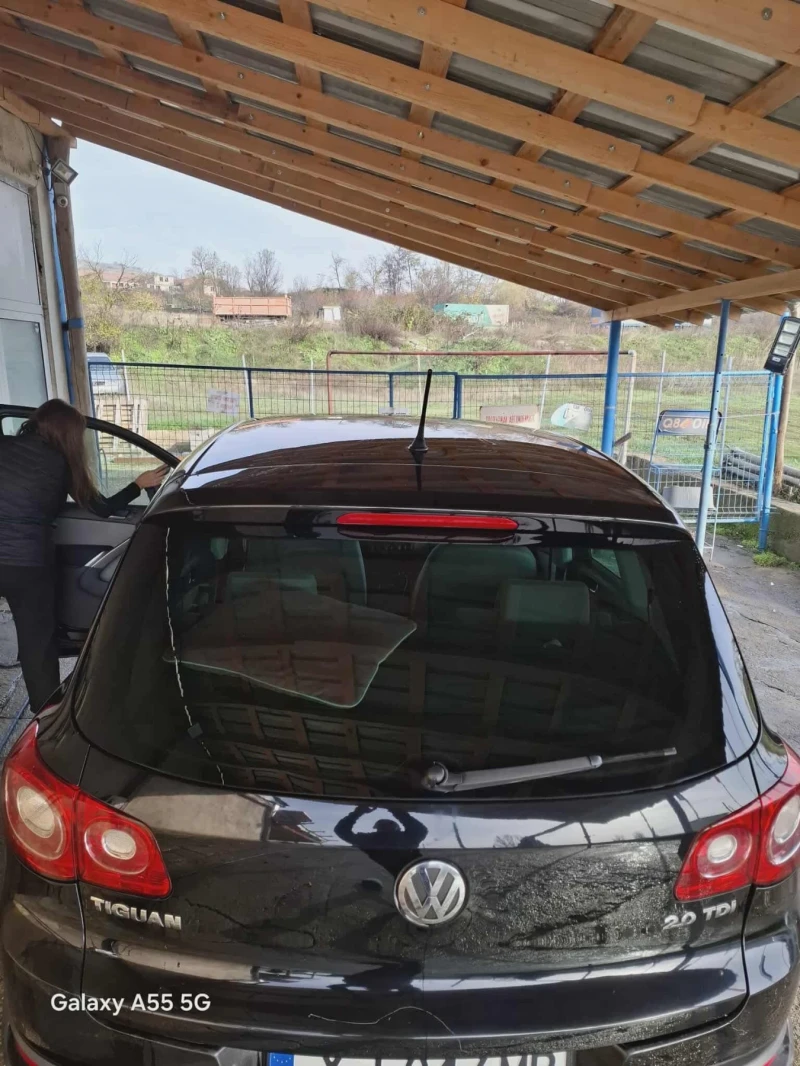 VW Tiguan 2, 0 автомат 4х4, снимка 2 - Автомобили и джипове - 52477696