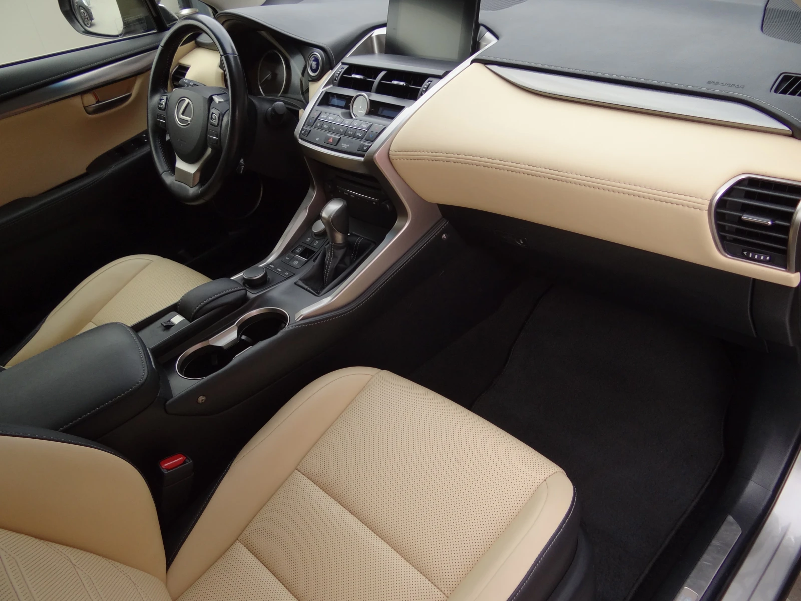 Lexus NX 300h 2.5i-197k.c./4x4/AUTO/KOJA/NAVI/LED/KEYLESS/Euro-6 - изображение 10