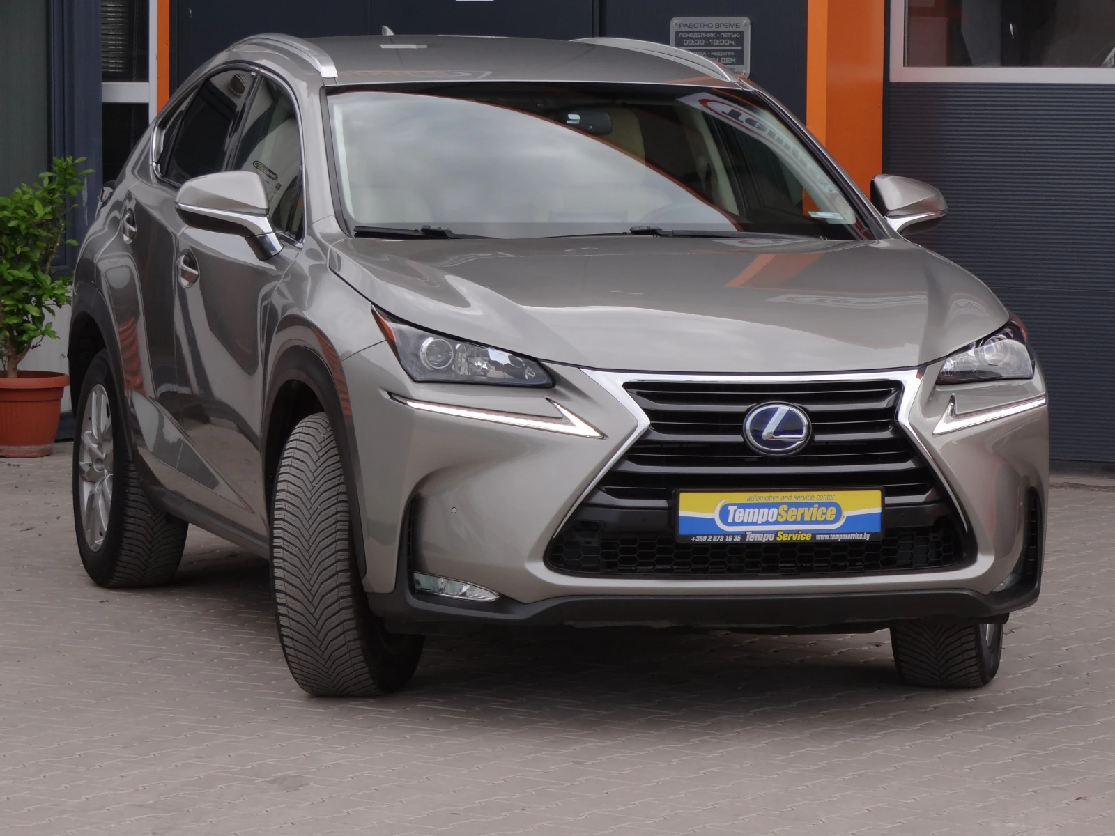 Lexus NX 300h 2.5i-197k.c./4x4/AUTO/KOJA/NAVI/LED/KEYLESS/Euro-6 - изображение 7