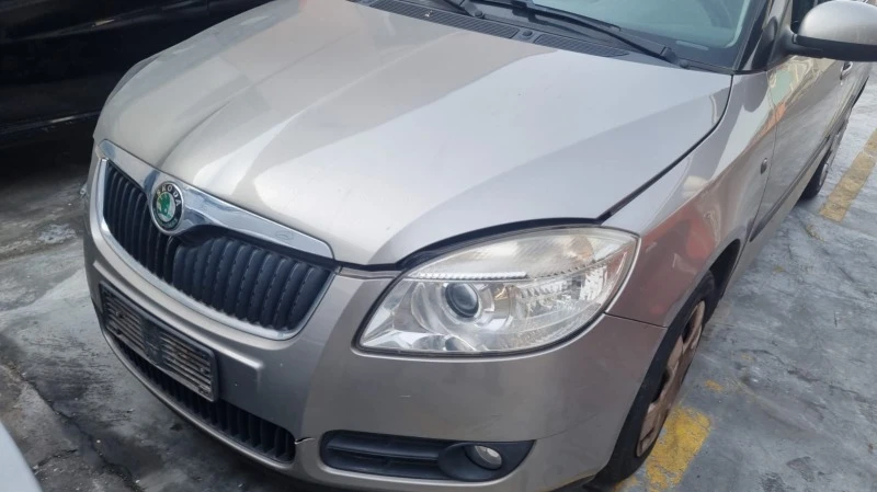 Skoda Fabia 1.2i, снимка 1 - Автомобили и джипове - 45504321