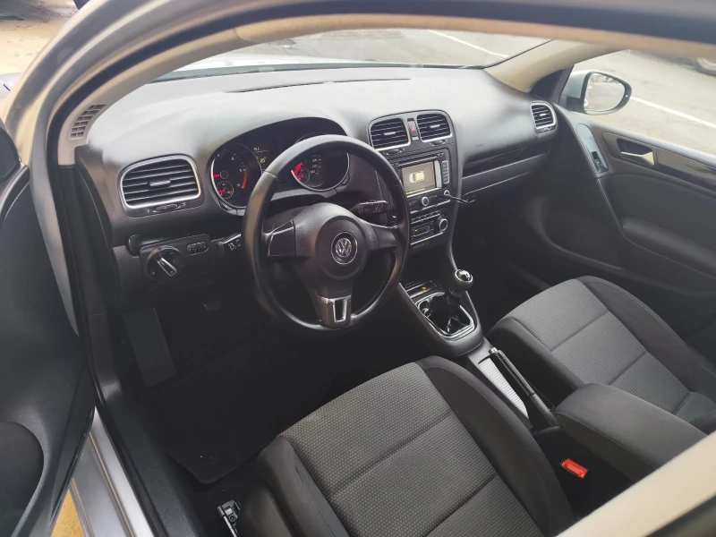 VW Golf 1.6 tdi, снимка 9 - Автомобили и джипове - 48445570