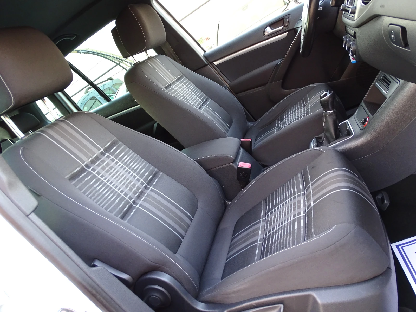 VW Tiguan 2.0TDI 150 Коня_EURO 6_* , снимка 10 - Автомобили и джипове - 55839138