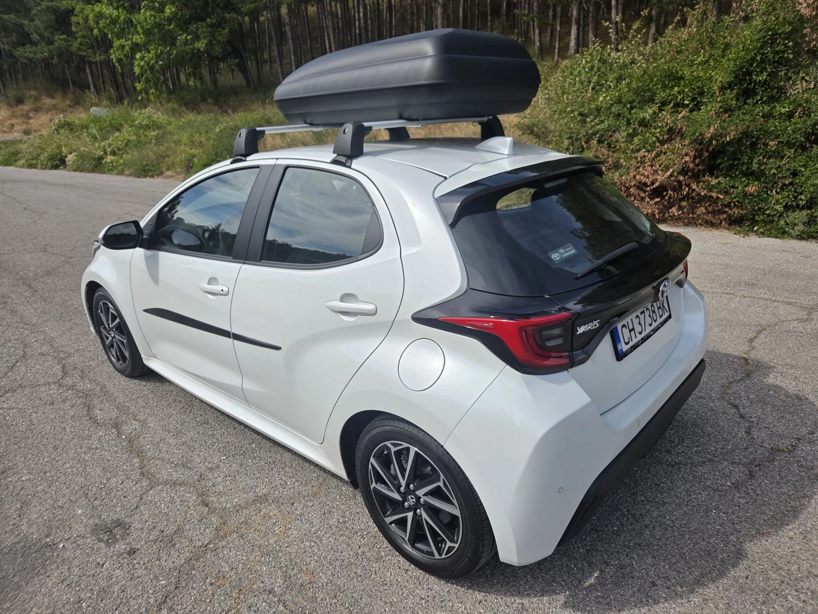 Toyota Yaris 1.5 e-CVT Hybrid CHIC EXTRA MY22 - изображение 9