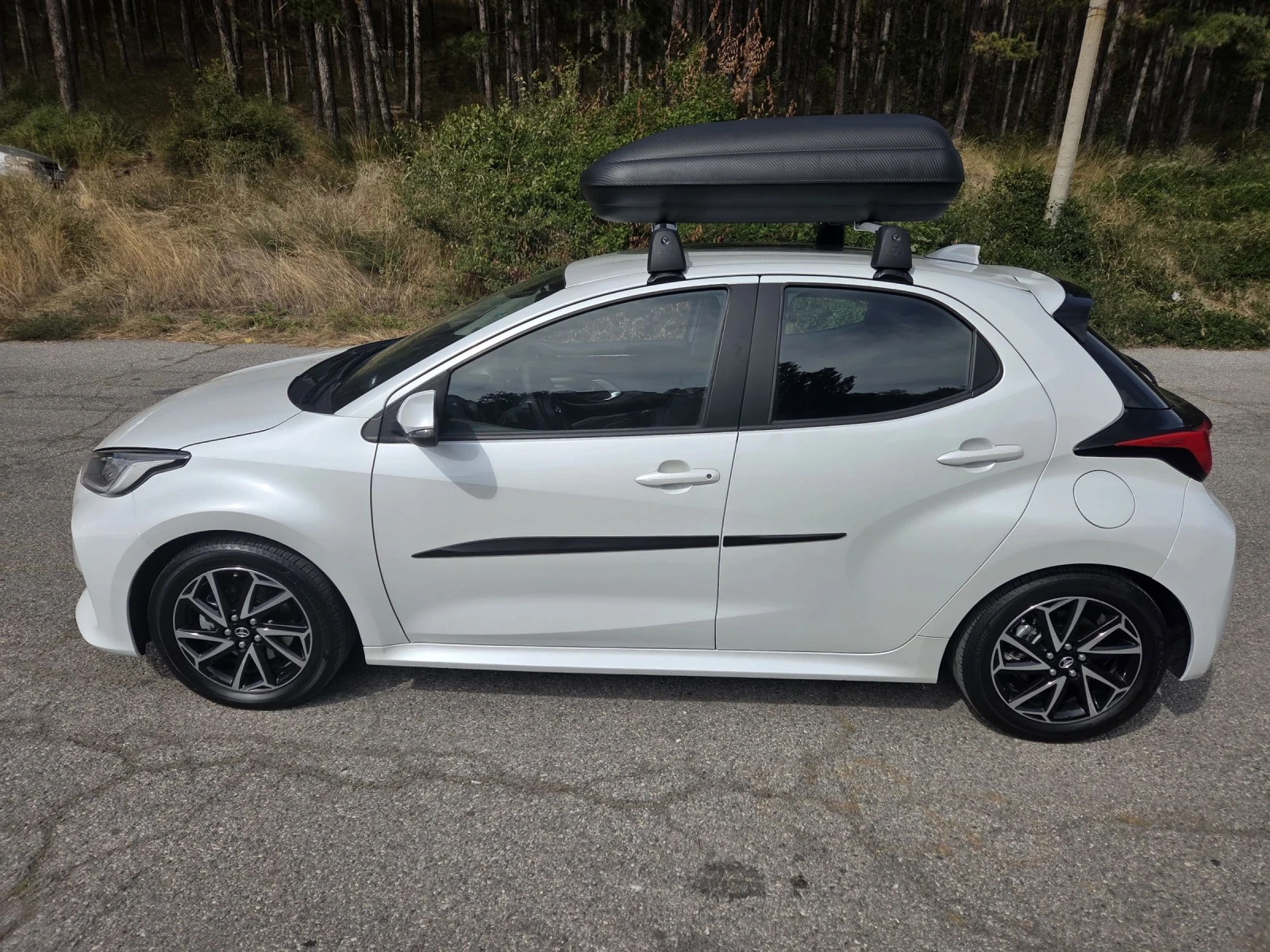 Toyota Yaris 1.5 e-CVT Hybrid CHIC EXTRA MY22 - изображение 8