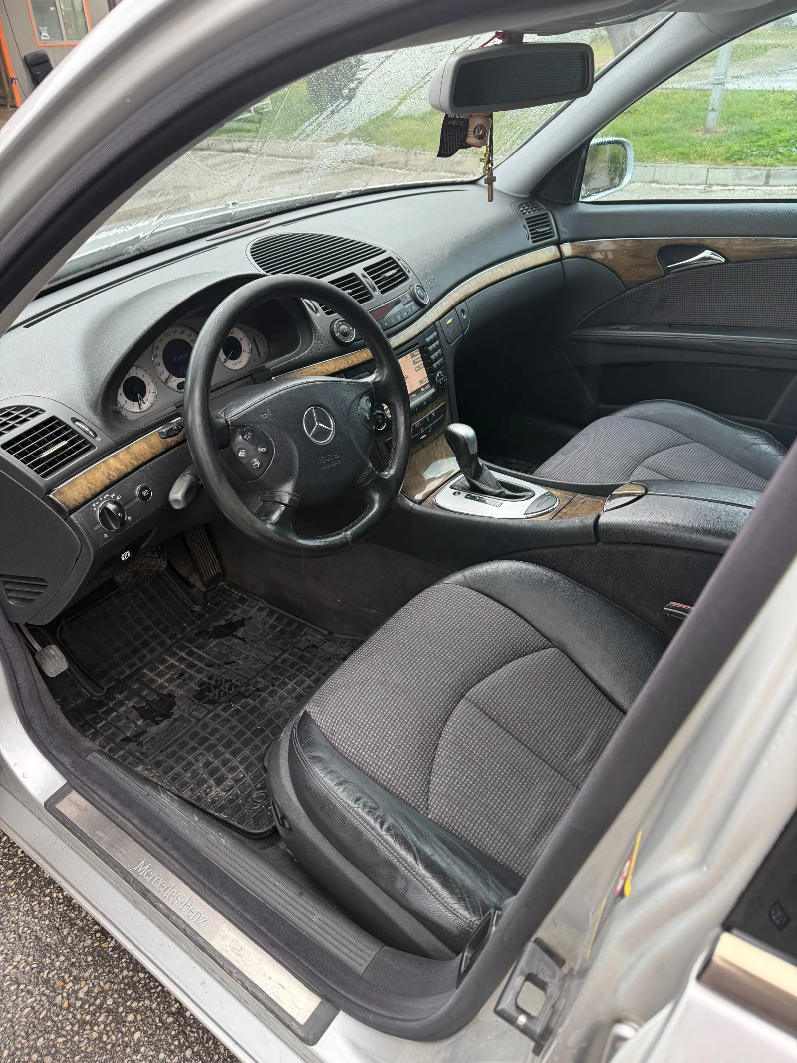 Mercedes-Benz E 320, снимка 15 - Автомобили и джипове - 54961631