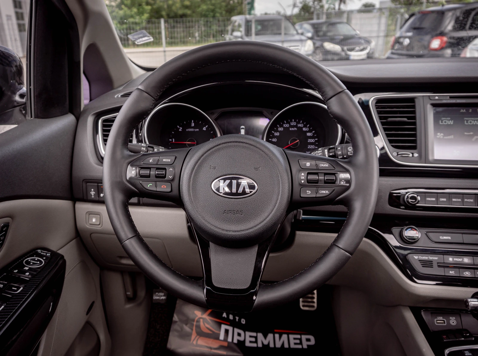 Kia Carnival 2.2CRDI-ПЕРФЕКТНА-6М.ГАР.РЕАЛНИ КМ., снимка 12 - Автомобили и джипове - 55135005
