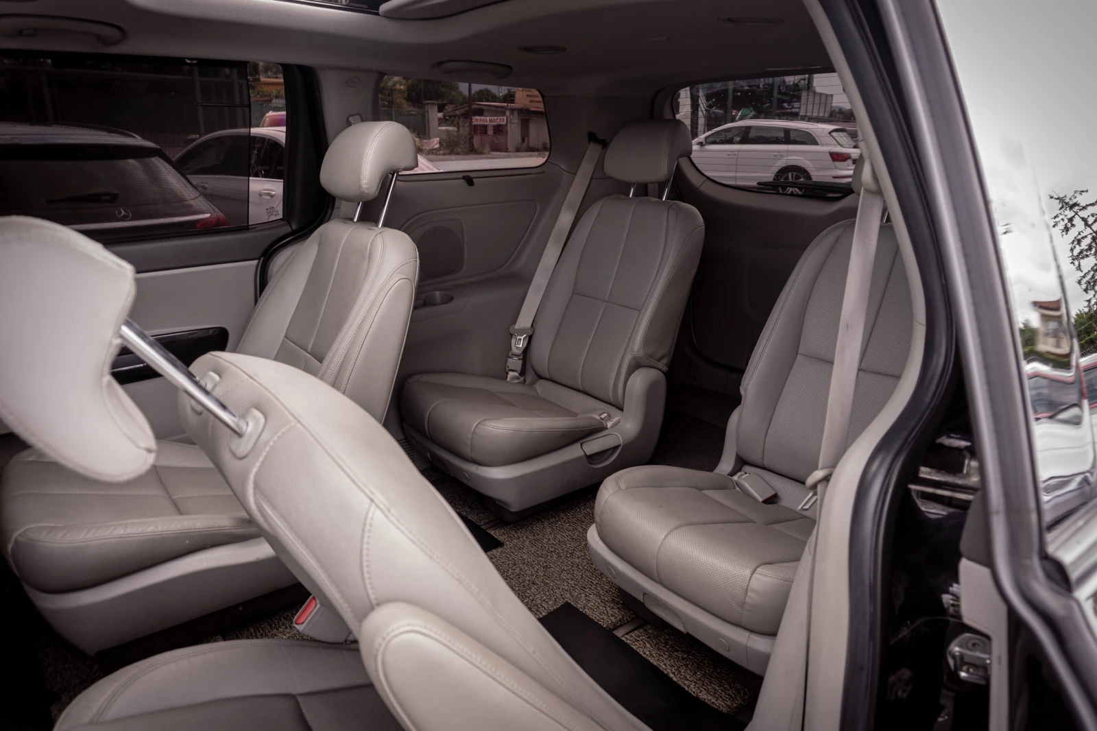Kia Carnival 2.2CRDI-ПЕРФЕКТНА-6М.ГАР.РЕАЛНИ КМ., снимка 11 - Автомобили и джипове - 55135005