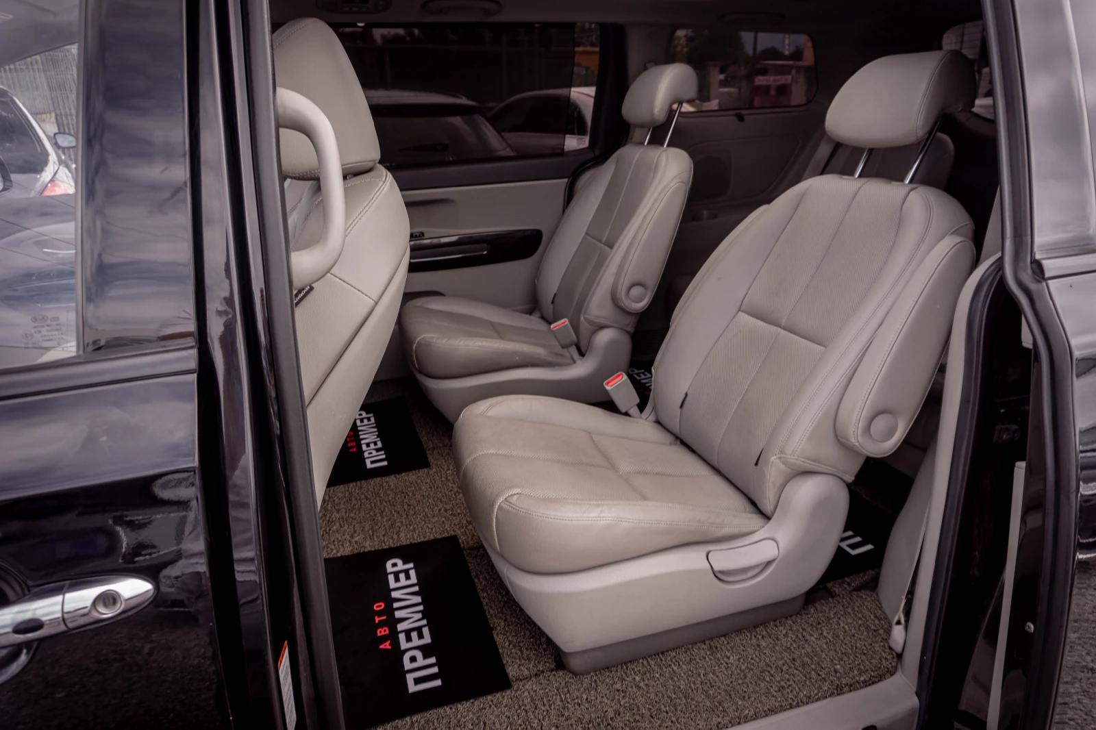 Kia Carnival 2.2CRDI-ПЕРФЕКТНА-6М.ГАР.РЕАЛНИ КМ., снимка 10 - Автомобили и джипове - 55135005