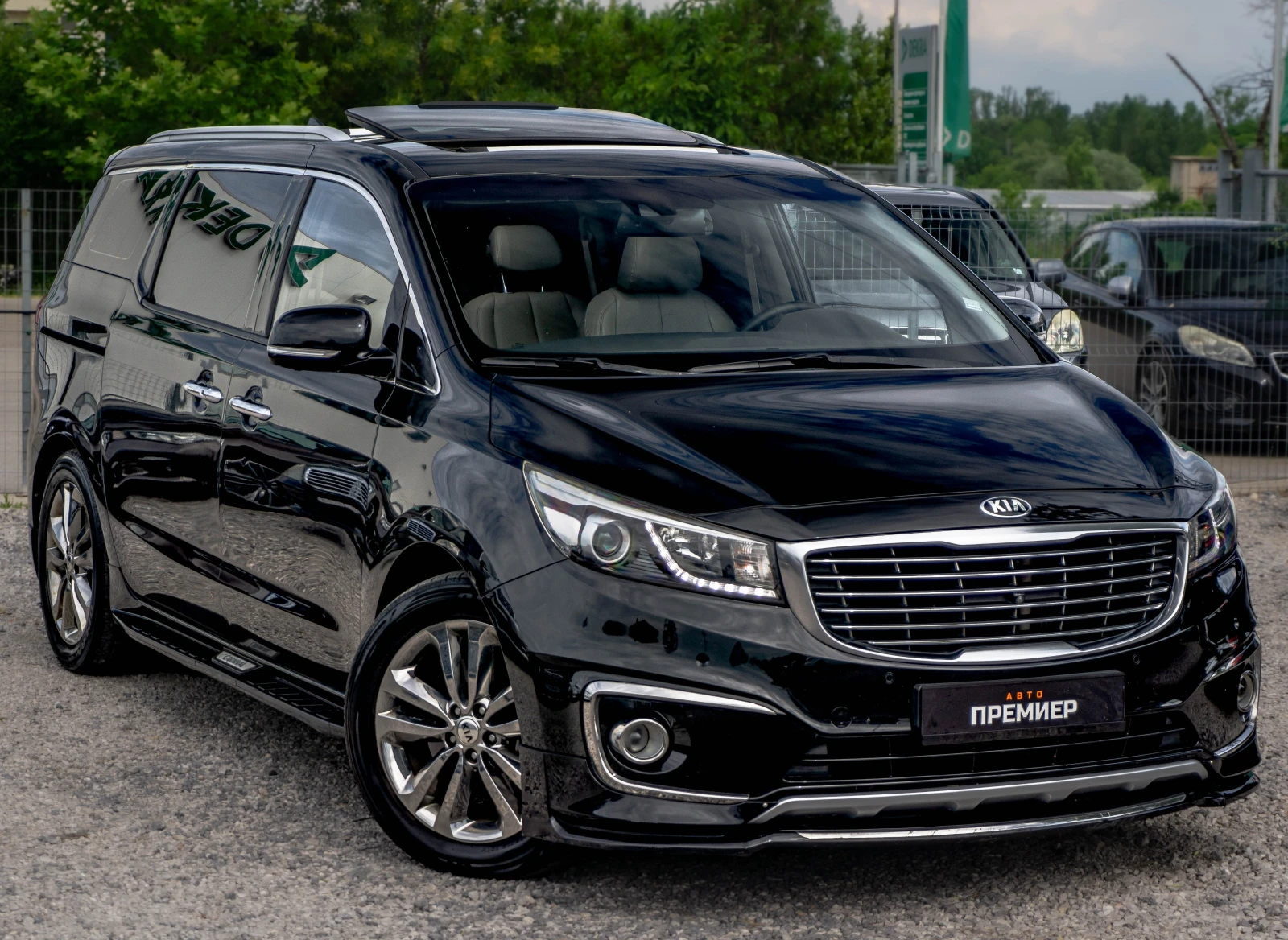 Kia Carnival 2.2CRDI-ПЕРФЕКТНА-6М.ГАР.РЕАЛНИ КМ., снимка 3 - Автомобили и джипове - 55135005