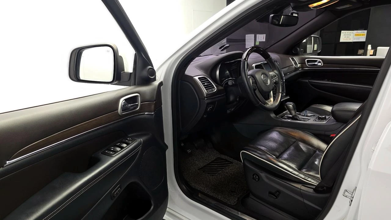 Jeep Grand cherokee Overland 3.6* Distronic* Обдух* Пано* Въздух, снимка 5 - Автомобили и джипове - 54694238
