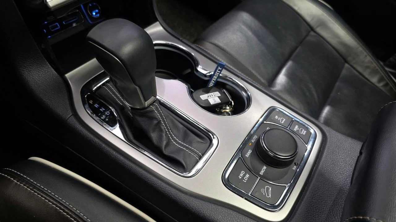 Jeep Grand cherokee Overland 3.6* Distronic* Обдух* Пано* Въздух, снимка 9 - Автомобили и джипове - 54694238