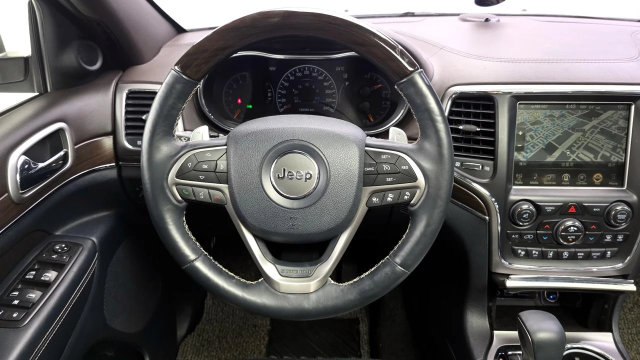Jeep Grand cherokee Overland 3.6* Distronic* Обдух* Пано* Въздух, снимка 10 - Автомобили и джипове - 54694238