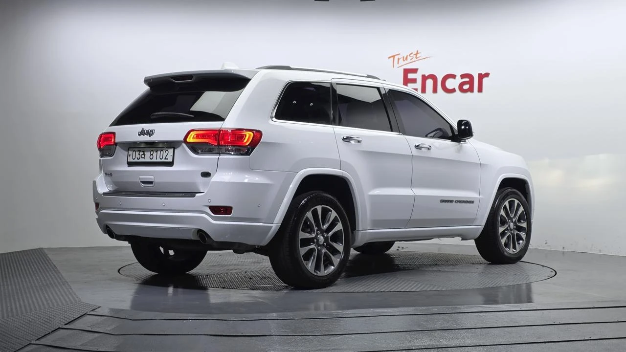 Jeep Grand cherokee Overland 3.6* Distronic* Обдух* Пано* Въздух, снимка 2 - Автомобили и джипове - 54694238