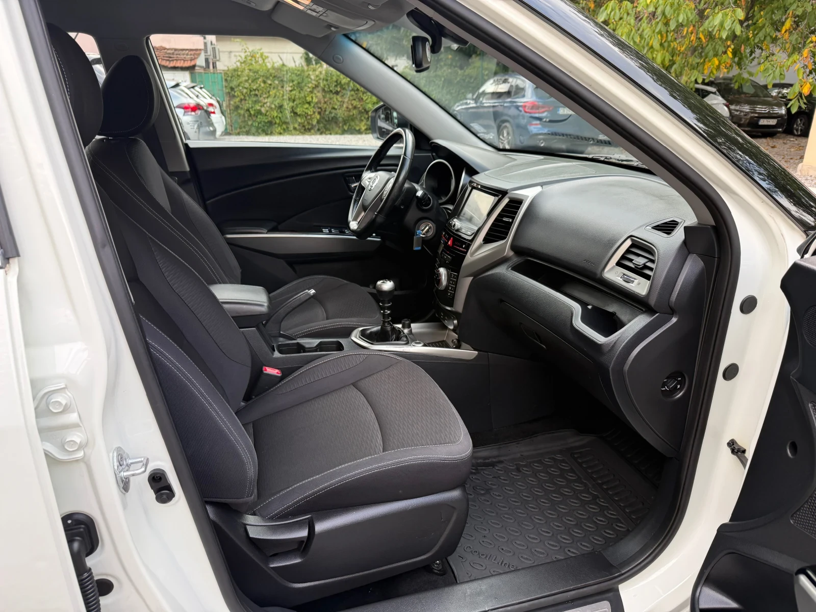 SsangYong Tivoli 1.6e-XDi - 4X4 - EURO6b - ПЕРФЕКТНО СЪСТОЯНИЕ, снимка 13 - Автомобили и джипове - 56159442