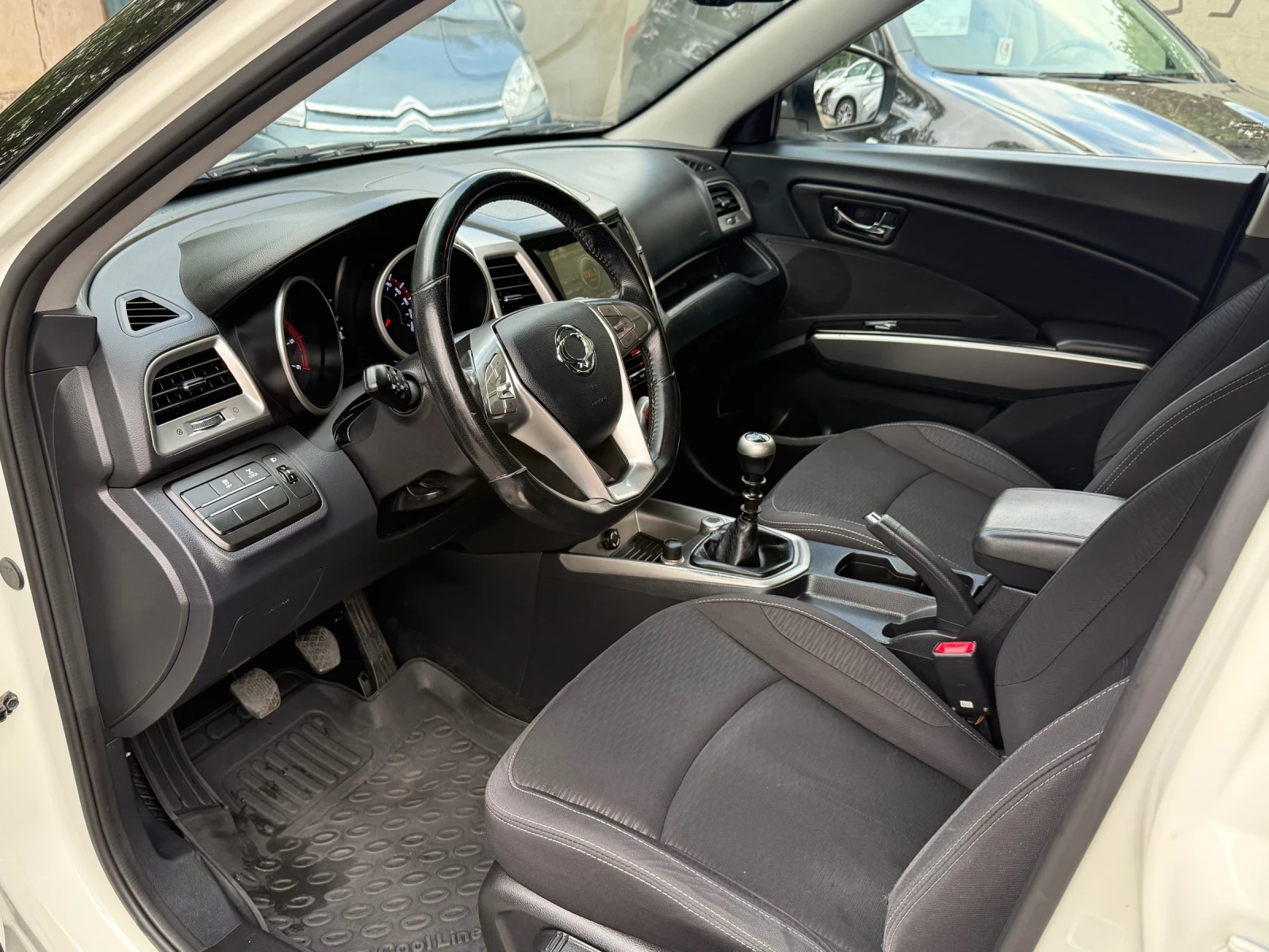 SsangYong Tivoli 1.6e-XDi - 4X4 - EURO6b - ПЕРФЕКТНО СЪСТОЯНИЕ, снимка 8 - Автомобили и джипове - 56159442