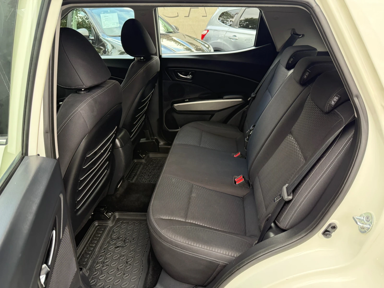 SsangYong Tivoli 1.6e-XDi - 4X4 - EURO6b - ПЕРФЕКТНО СЪСТОЯНИЕ, снимка 9 - Автомобили и джипове - 56159442