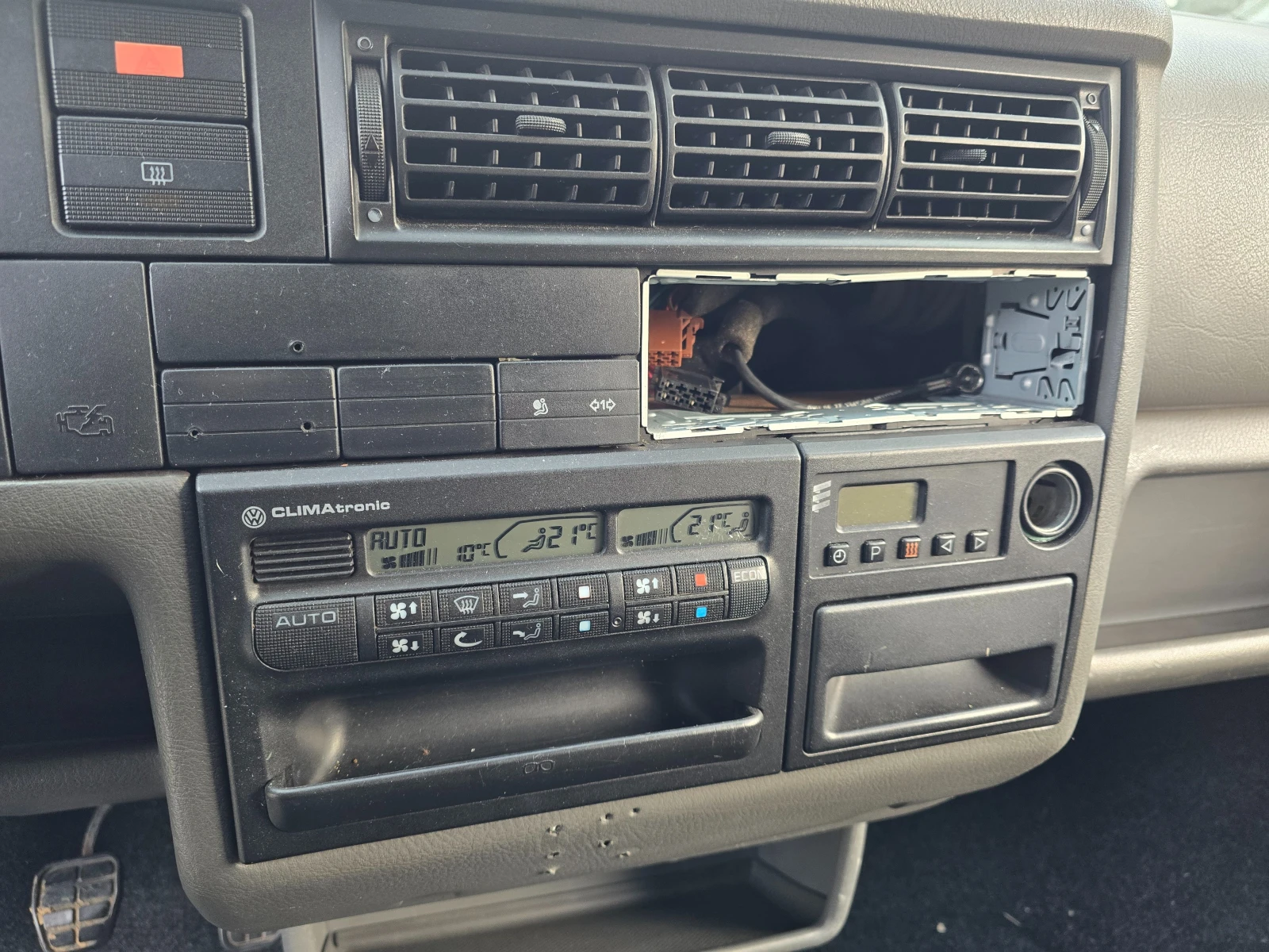 VW Multivan 2.5 TDI 102 CLIMA - изображение 2