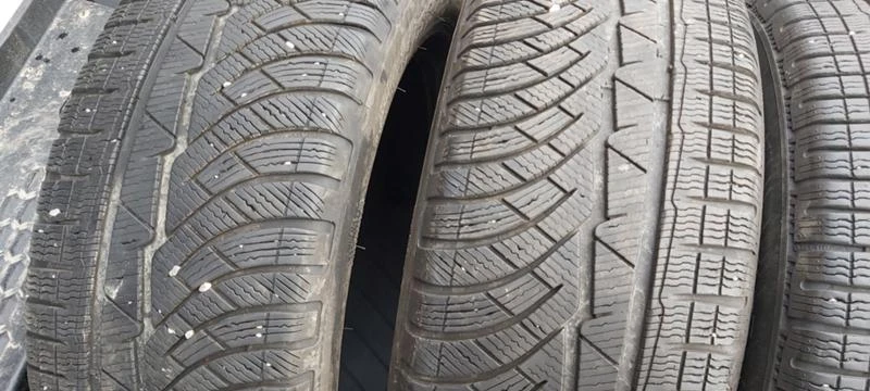 Гуми Зимни 235/55R17, снимка 2 - Гуми и джанти - 31257240