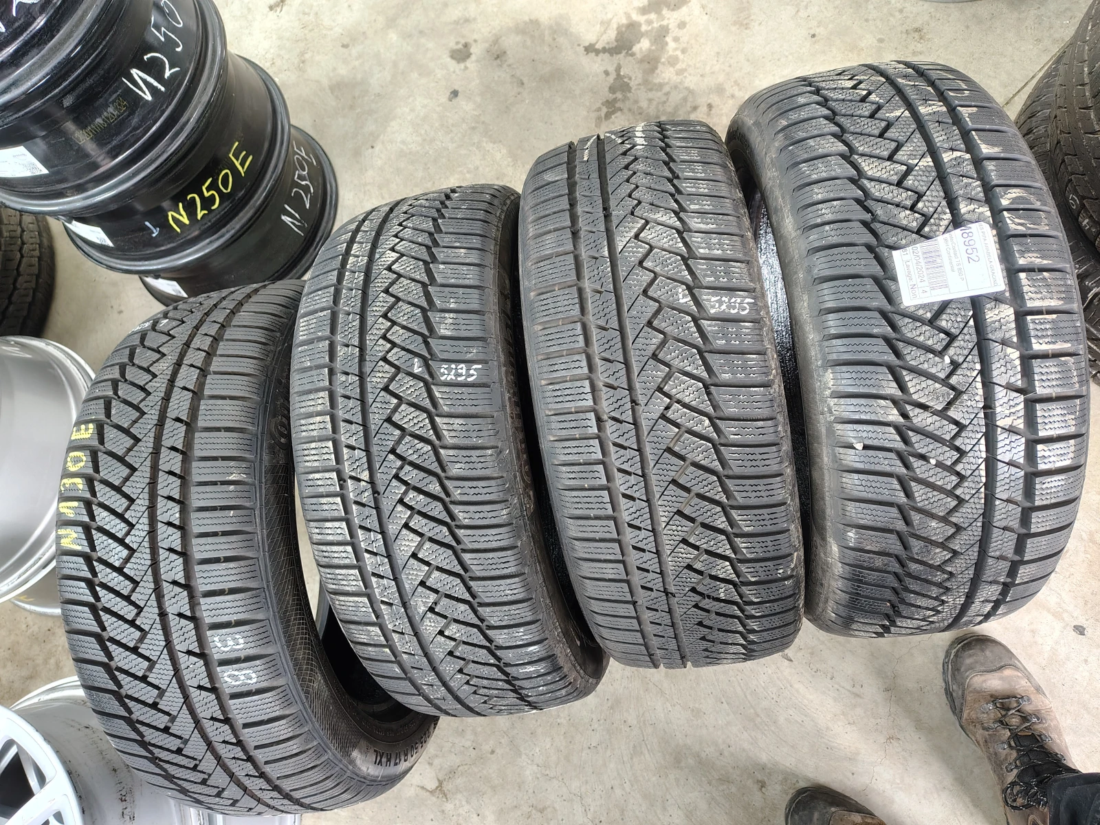Гуми Зимни 225/50R17, снимка 2 - Гуми и джанти - 55840468