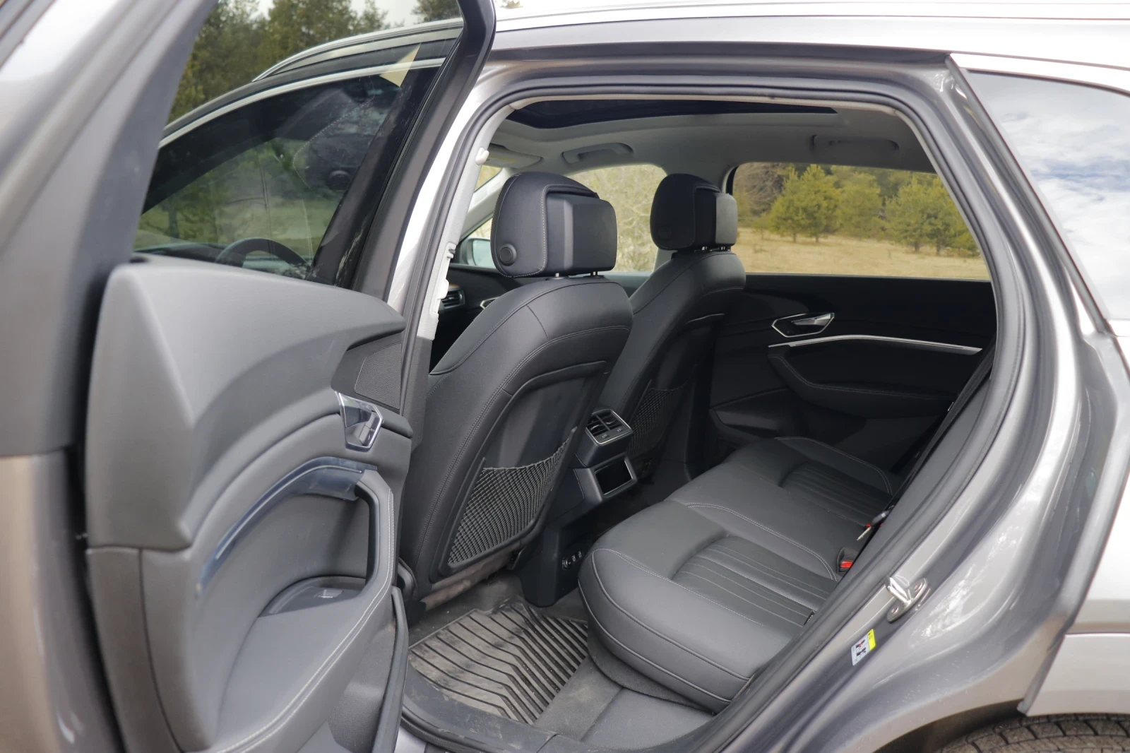 Audi E-Tron  55 Qattro Premium Plus, снимка 13 - Автомобили и джипове - 53973432